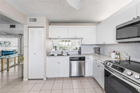 Condo in Lake Worth, Florida, 2 bedrooms  № 1325546 - photo 14