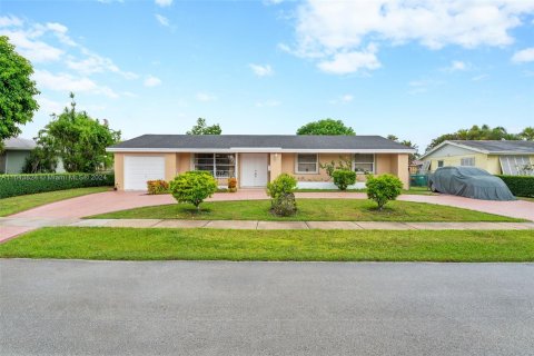 Villa ou maison à vendre à Miami, Floride: 4 chambres, 146.51 m2 № 1325502 - photo 1