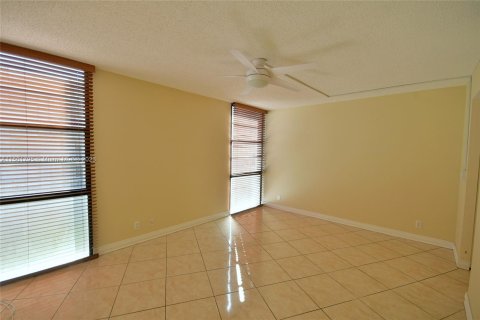 Copropriété à vendre à Aventura, Floride: 2 chambres, 100.43 m2 № 912249 - photo 18
