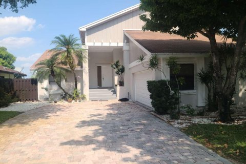 House in Miami, Florida 4 bedrooms, 191.84 sq.m. № 1185346 - photo 10