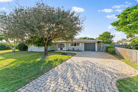 House in Hutchinson Island South, Florida 3 bedrooms, 186.45 sq.m. № 1002797 - photo 23