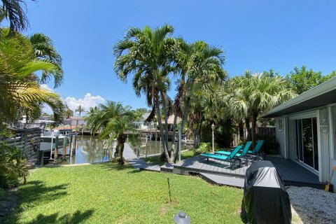 House in Hutchinson Island South, Florida 3 bedrooms, 186.45 sq.m. № 1002797 - photo 5