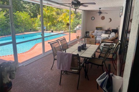 House in Coral Springs, Florida 4 bedrooms, 248.79 sq.m. № 876686 - photo 25