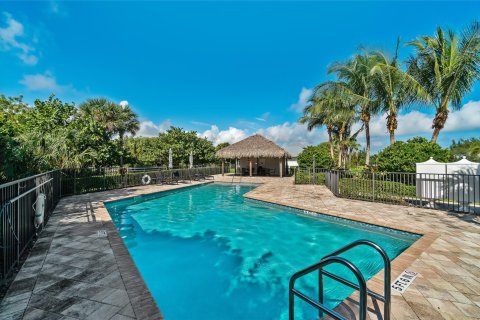 House in Hutchinson Island South, Florida 2 bedrooms, 188.59 sq.m. № 961511 - photo 2