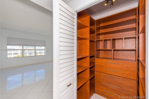 Condominio en venta en Bay Harbor Islands, Florida, 2 dormitorios, 164.44 m2 № 1098173 - foto 22