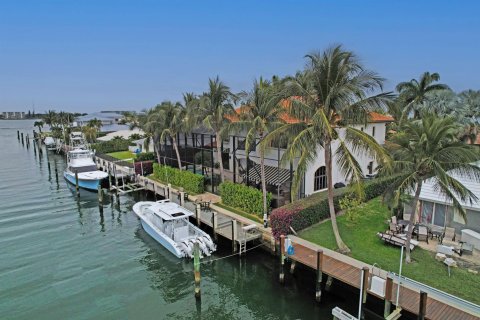 Casa en venta en Riviera Beach, Florida, 4 dormitorios, 441.01 m2 № 278405 - foto 1
