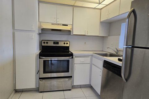 Condo in Lauderhill, Florida, 1 bedroom  № 1116693 - photo 17