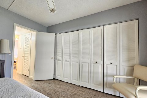 Condo in Deerfield Beach, Florida, 1 bedroom  № 913173 - photo 12