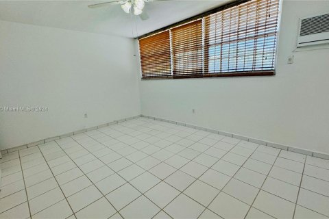 Condo in Miami Beach, Florida, 1 bedroom  № 1347613 - photo 16