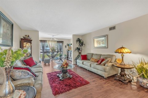 Condo in Tamarac, Florida, 2 bedrooms  № 1347608 - photo 5