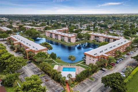 Copropriété à vendre à Tamarac, Floride: 2 chambres, 117.99 m2 № 1347608 - photo 7