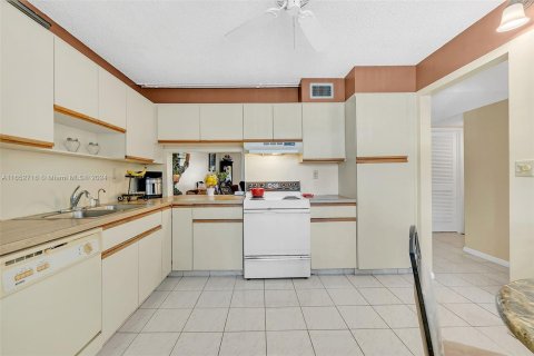 Copropriété à vendre à Tamarac, Floride: 2 chambres, 117.99 m2 № 1347608 - photo 11