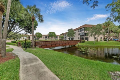 Copropriété à vendre à Tamarac, Floride: 2 chambres, 117.99 m2 № 1347608 - photo 10