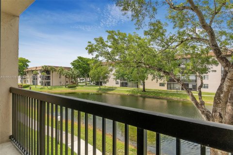 Copropriété à vendre à Tamarac, Floride: 2 chambres, 117.99 m2 № 1347608 - photo 3