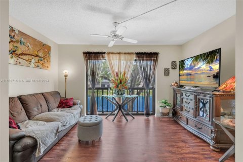 Copropriété à vendre à Tamarac, Floride: 2 chambres, 117.99 m2 № 1347608 - photo 2