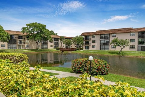 Copropriété à vendre à Tamarac, Floride: 2 chambres, 117.99 m2 № 1347608 - photo 8