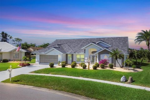 Casa en venta en North Port, Florida, 3 dormitorios, 217.11 m2 № 1085652 - foto 1