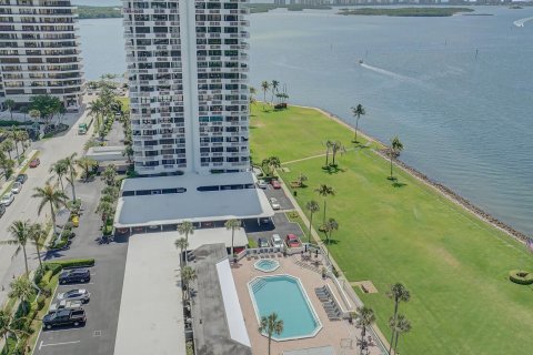 Condominio en venta en North Palm Beach, Florida, 2 dormitorios, 156.35 m2 № 1132770 - foto 17