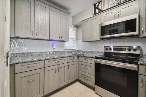 Condo in New Port Richey, Florida, 2 bedrooms  № 943134 - photo 6