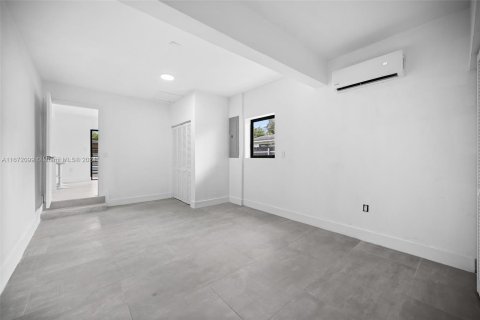 Casa en venta en Miami, Florida, 4 dormitorios, 175.21 m2 № 1399823 - foto 25