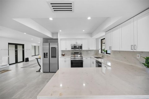 Casa en venta en Miami, Florida, 4 dormitorios, 175.21 m2 № 1399823 - foto 13