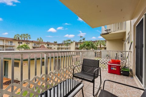 Condo in Miami, Florida, 2 bedrooms  № 1399862 - photo 10