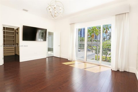 House in Sunny Isles Beach, Florida 5 bedrooms, 291.71 sq.m. № 1345861 - photo 23