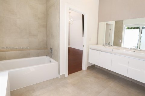 House in Sunny Isles Beach, Florida 5 bedrooms, 291.71 sq.m. № 1345861 - photo 25