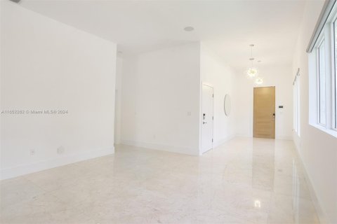 Casa en venta en Sunny Isles Beach, Florida, 5 dormitorios, 291.71 m2 № 1345861 - foto 6