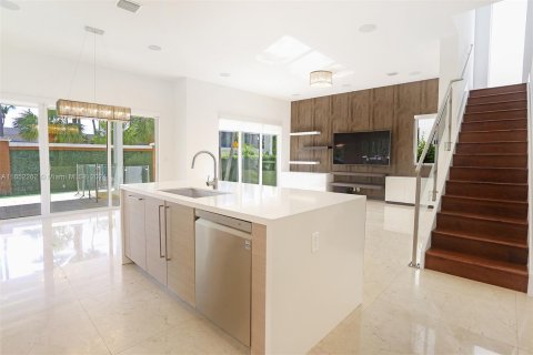 House in Sunny Isles Beach, Florida 5 bedrooms, 291.71 sq.m. № 1345861 - photo 12