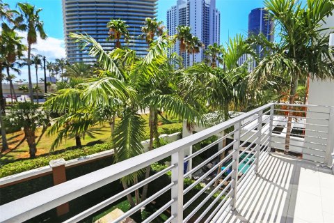 Casa en venta en Sunny Isles Beach, Florida, 5 dormitorios, 291.71 m2 № 1345861 - foto 29