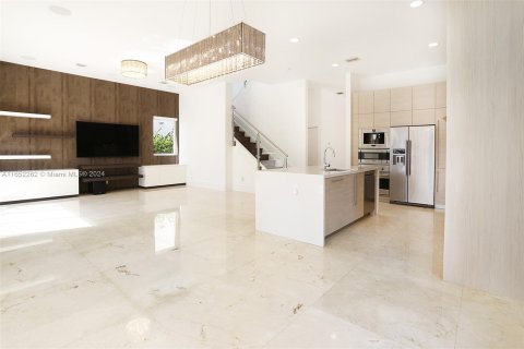 Casa en venta en Sunny Isles Beach, Florida, 5 dormitorios, 291.71 m2 № 1345861 - foto 11