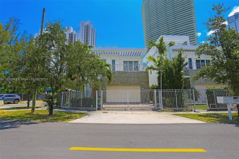 House in Sunny Isles Beach, Florida 5 bedrooms, 291.71 sq.m. № 1345861 - photo 1