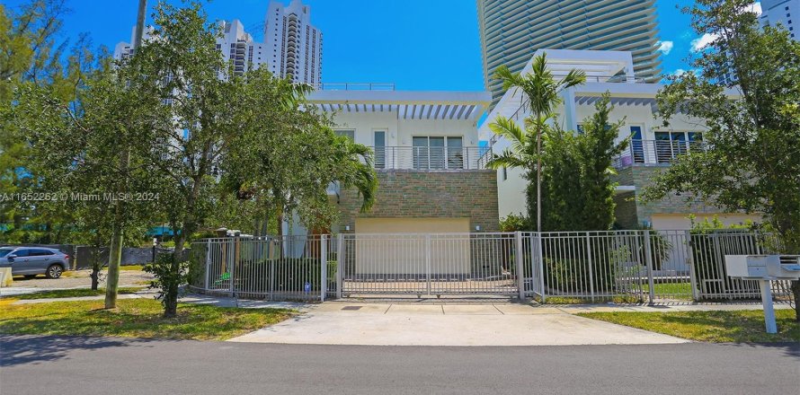 House in Sunny Isles Beach, Florida 5 bedrooms, 291.71 sq.m. № 1345861