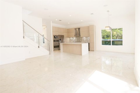 Casa en venta en Sunny Isles Beach, Florida, 5 dormitorios, 291.71 m2 № 1345861 - foto 10