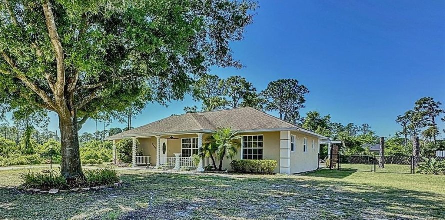 House in Sebring, Florida 3 bedrooms, 125.6 sq.m. № 1300329