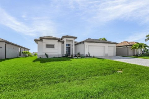 Villa ou maison à vendre à Cape Coral, Floride: 3 chambres, 185.53 m2 № 1296543 - photo 2