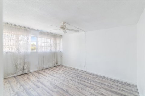 Condominio en venta en Hallandale Beach, Florida, 2 dormitorios, 86.86 m2 № 844184 - foto 9