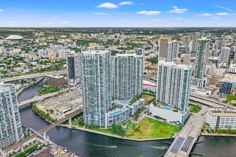 Condo in Miami, Florida, 3 bedrooms  № 1404107 - photo 1