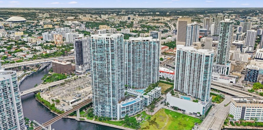 Condo in Miami, Florida, 3 bedrooms  № 1404107