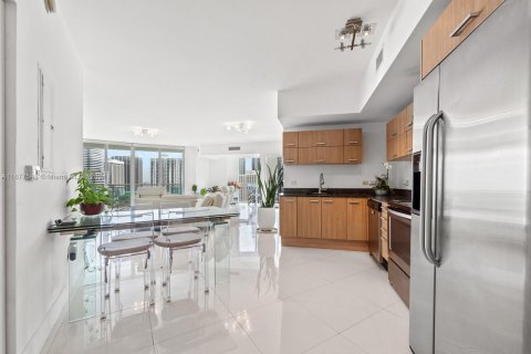 Condo in Miami, Florida, 3 bedrooms  № 1404107 - photo 2