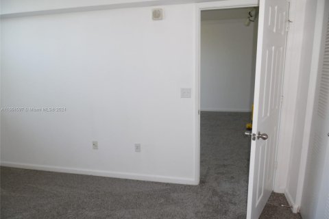 Condo in Hollywood, Florida, 1 bedroom  № 1375705 - photo 9