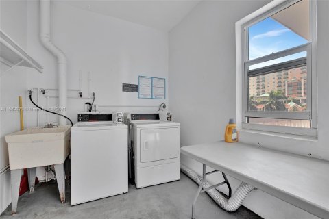 Condo in Dania Beach, Florida, 1 bedroom  № 1399819 - photo 20