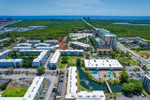 Condo in Dania Beach, Florida, 1 bedroom  № 1399819 - photo 15