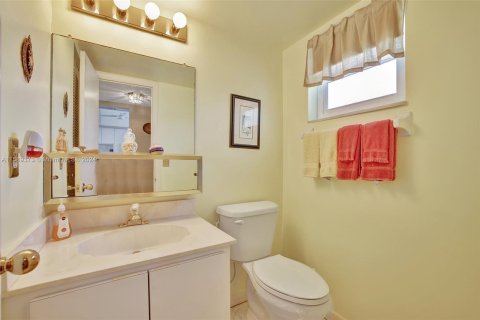 Condo in Dania Beach, Florida, 1 bedroom  № 1399819 - photo 4