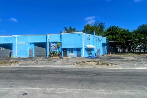 Купить коммерческую недвижимость в Норт-Майами-Бич, Флорида № 612806 - фото 1
