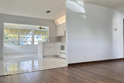 Casa en venta en Tamarac, Florida, 2 dormitorios, 93.65 m2 № 1333354 - foto 2