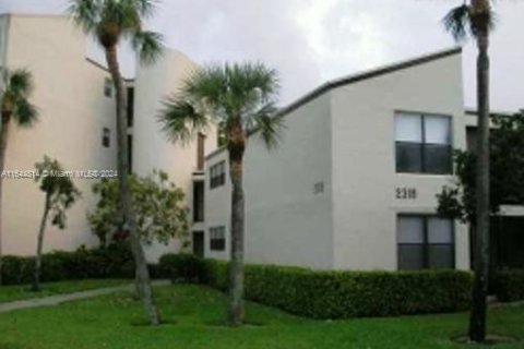 Condo in Pompano Beach, Florida, 2 bedrooms  № 1327811 - photo 1