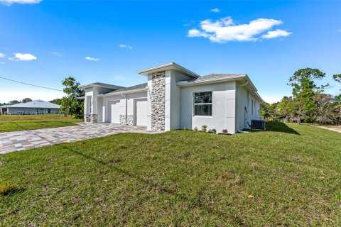 Propiedad comercial en venta en Lehigh Acres, Florida № 1327812 - foto 3