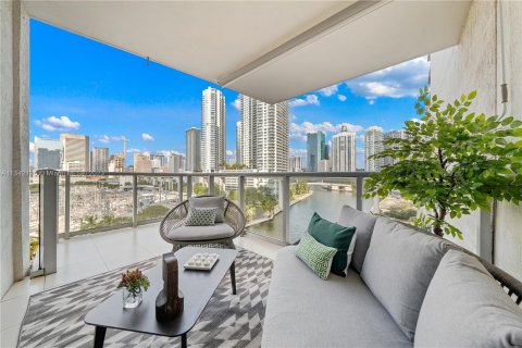 Condo in Miami, Florida, 2 bedrooms  № 908588 - photo 17